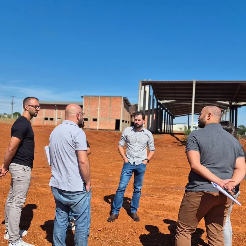 Após 13 anos de obra parada, frigorífico de peixes de Pinhalão dá novo passo com visita do Ministério da Pesca