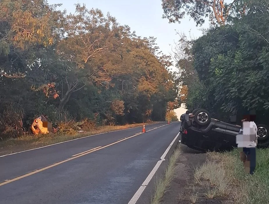 Carro com placas de Wenceslau Braz capota em Joaquim Távora