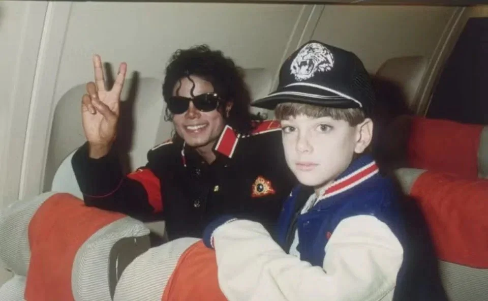 Michael Jackson “era pior que Epstein”, diz diretor de filme sobre acusações de abusos sexuais do cantor 