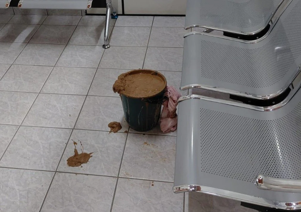 Mulher leva balde de barro à prefeitura após casa ser invadida por lama de obra pública em São José da Boa Vista