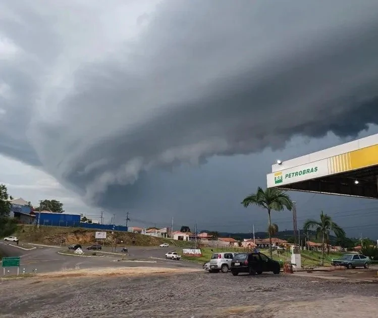 Alerta no Paraná: chuva pesada e rajadas de vento colocam cidades em risco