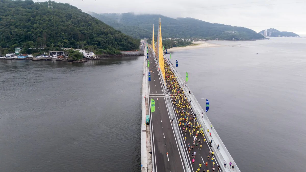 Atletas cruzam a Ponte de Guaratuba na 1ª Maratona Internacional do Paraná; “sensação indescritível”