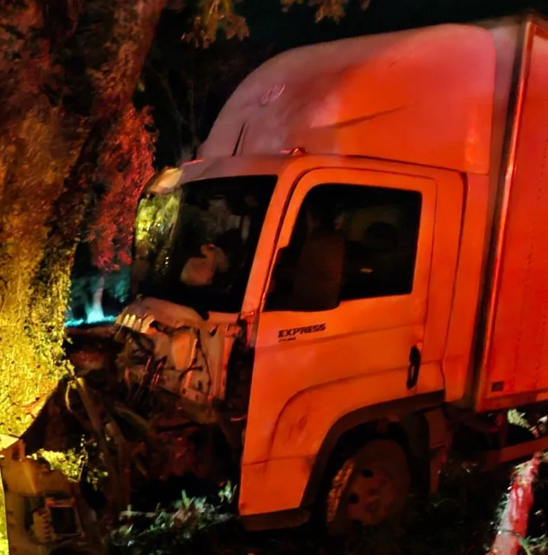 Colisão entre carro e caminhão deixa motorista ferido no Norte Pioneiro
