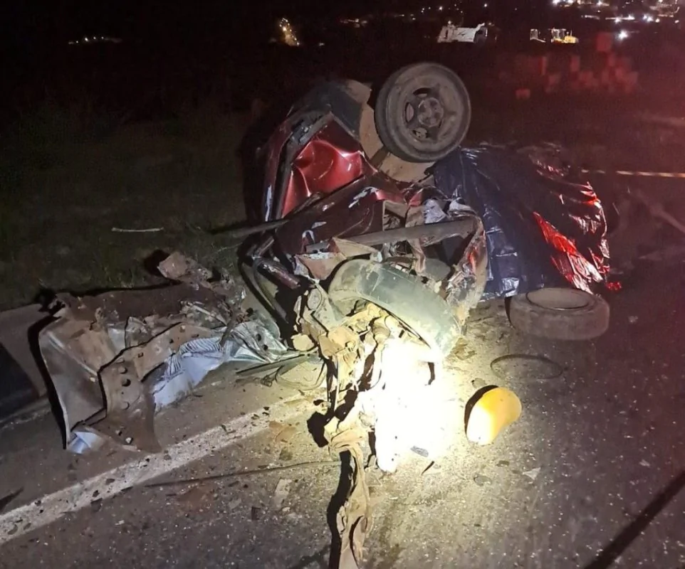 Carro fica destruído e motorista morre na hora em acidente na PR092