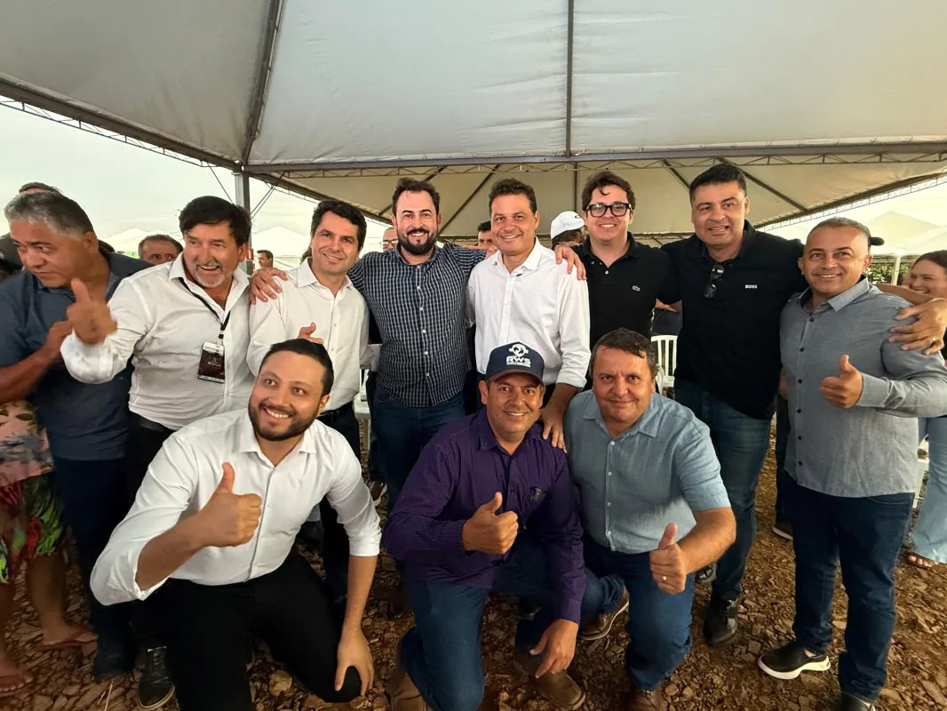 Sandro Alex e Alexandre Curi participam da Expo Morango em Jaboti