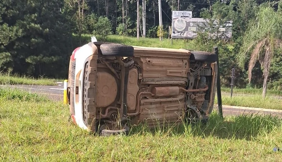 Carro tomba após colisão em trevo da região e motorista fica ferido