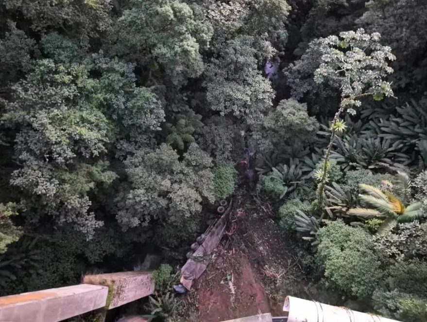 Caminhão despenca de viaduto na BR-277 e operação para retirada do veículo interdita faixa no Paraná