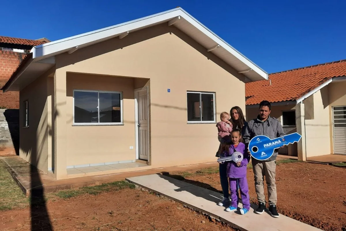 Governo do Paraná entrega casas a mais de 40 famílias no Norte Pioneiro