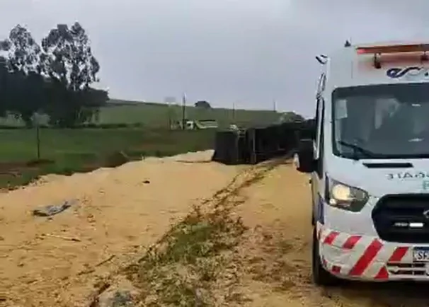 Carreta tomba e atinge dois carros em rodovia da região